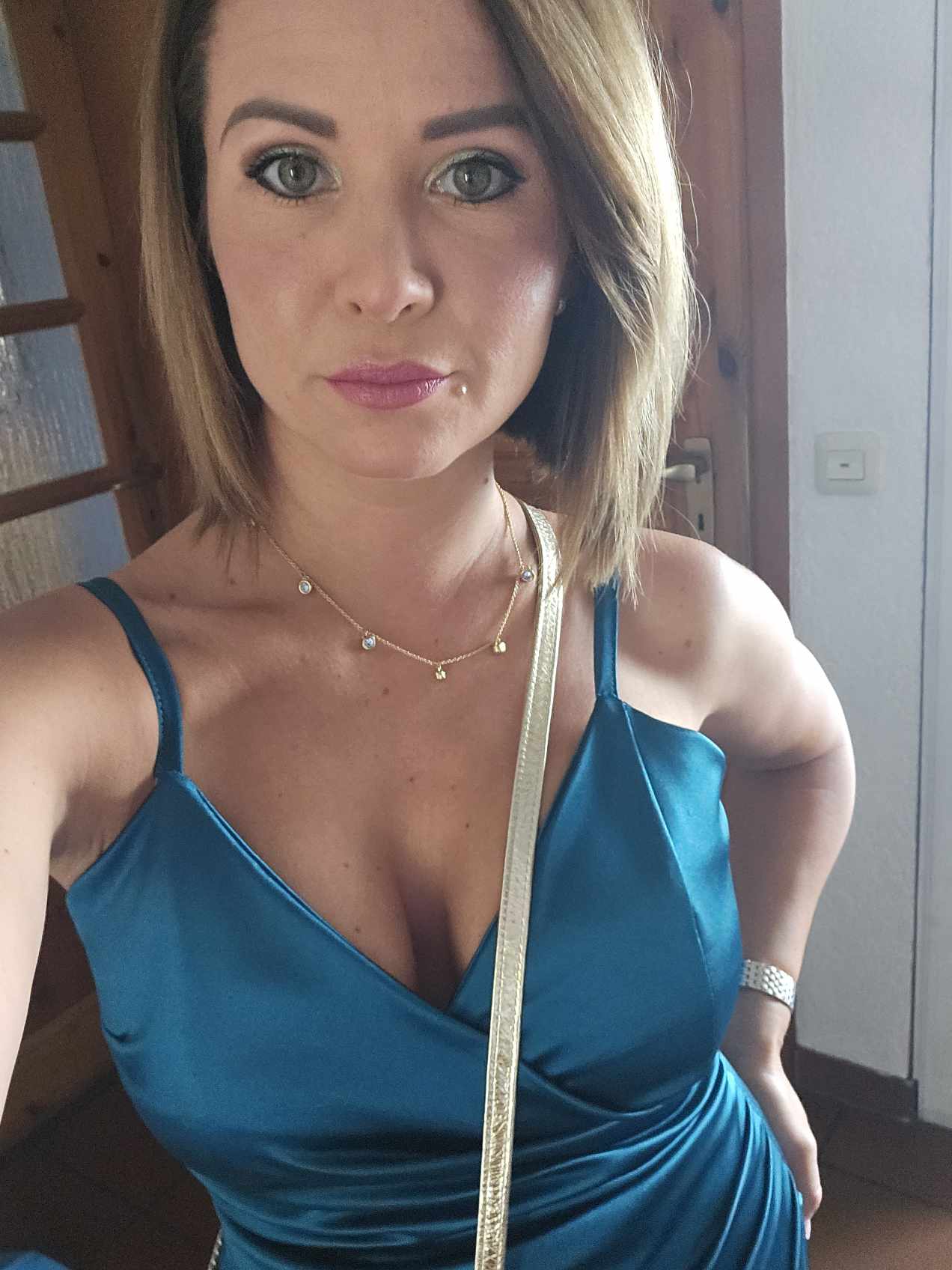 Slut wife likes send nudes to her bulls.