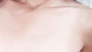 Universitaria caliente con tetas pequeñas