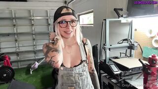 In The Garage Horny - babyfooji