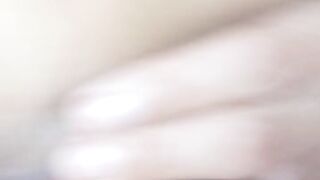 Latina caliente se masturba mostrando su coño afeitado