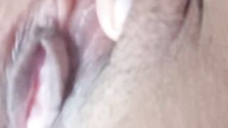 Latina caliente se masturba mostrando su coño afeitado