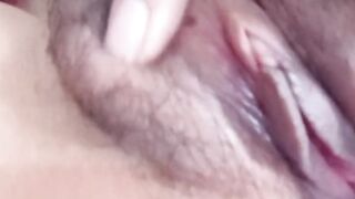 Zorrita caliente con tetas pequeñas pero rico coño